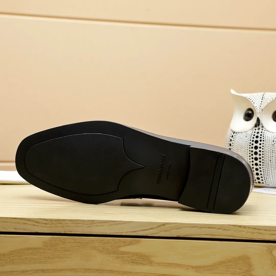 Factory price 460 🔥Ferragamo's new men's casual slip-on shoes🇨🇳Official website original 1:1 mold opening, original quality💯Fine workmanship, high-end luxury☘The upper is made of imported Italian first-layer cowhide🌴Water-dyed🐂Leather lining🍓Rubber wear-resistant and non-slip outsole, breathable and comfortable to wear🍍The first choice for high-grade men, 3 colors available! Code number 38-44 (45.46. Can be customized)